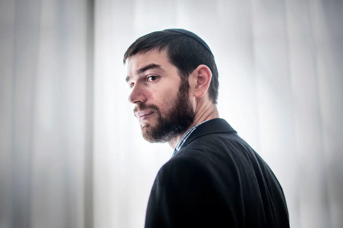 Overrabbiner Jair Melchior fra Det Jødiske Samfund kommer med en opsigtvækkende efterlysning. Han vil gerne i tale med en mand, som angiveligt har både spyttet efter og skubbet ham.