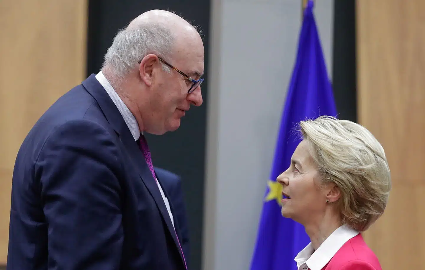 EUs handelskommisær, ireren Phil Hogan (tv.), rager godt i vejret og er kendt for at være lige så imponerende i sine forhandlingsevner som i sin fysiske statur - kontrasten til kommissionsformand Ursula von der Leyen (th.) er i hvert fald tydelig.