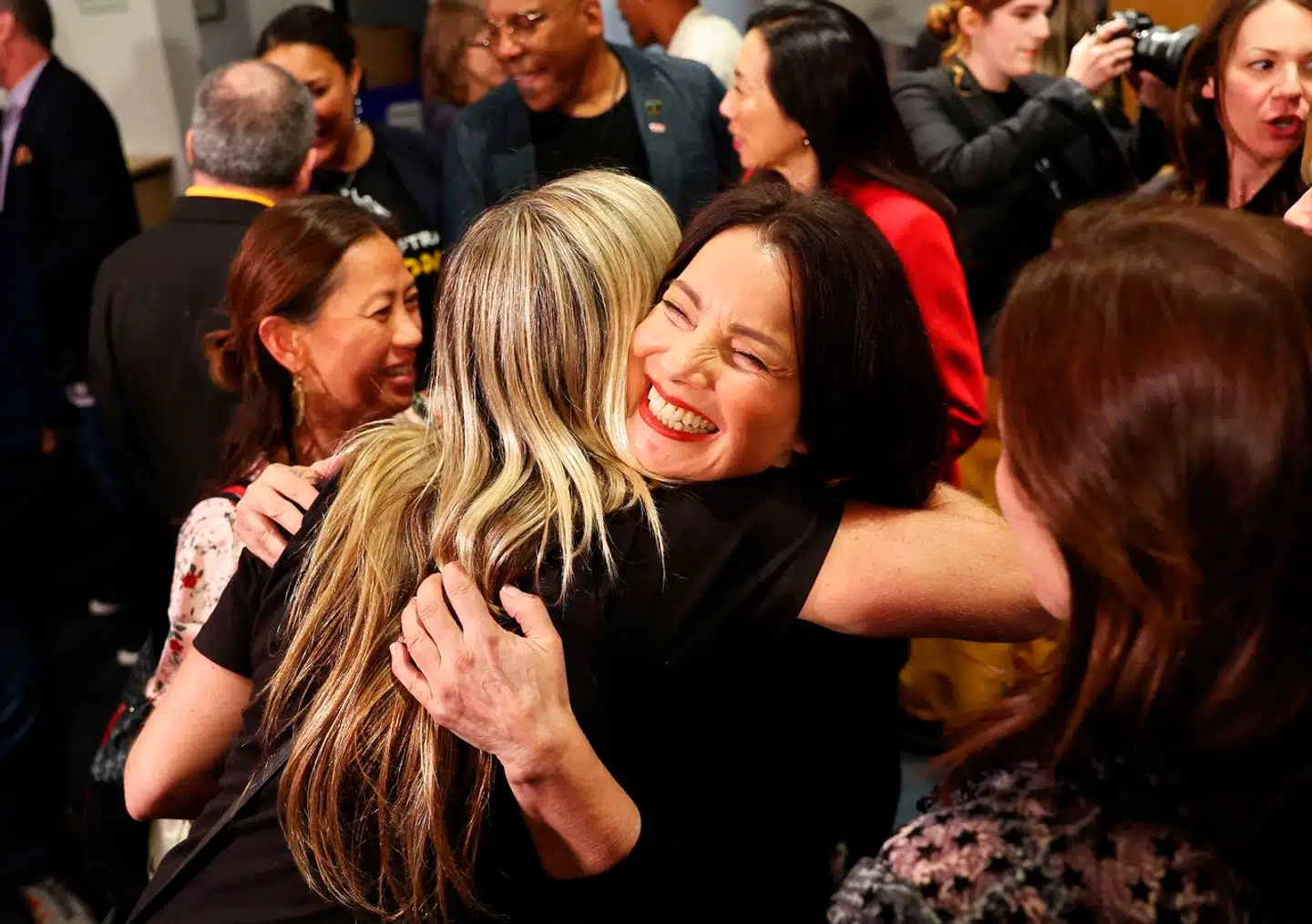 Fran Drescher, formanden for skuespillernes fagforening, blev krammet under pressekonferencen, hvori hun præsenterede den foreløbige aftale med filmselskaberne.