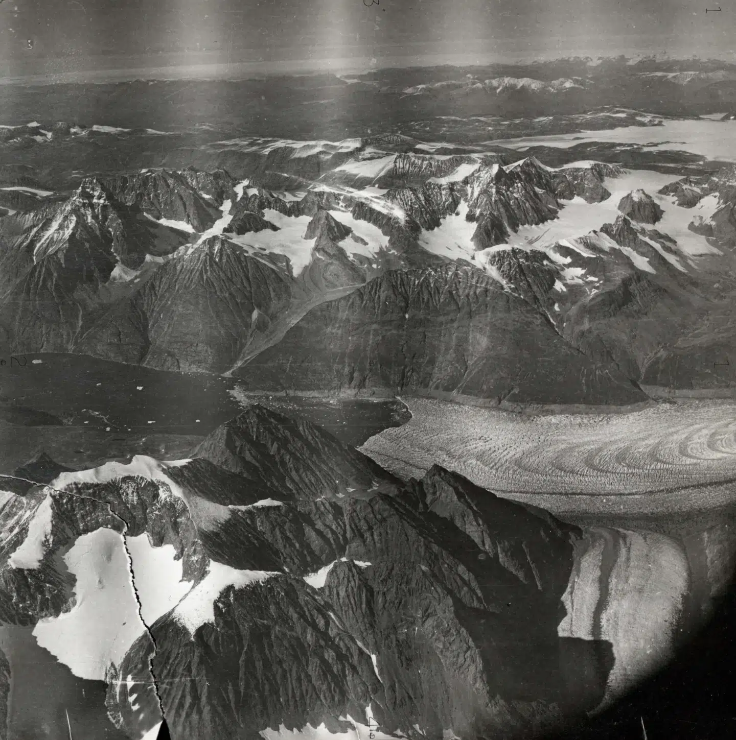 Fundene indikerer, at hastigheden af gletsjerens tilbagetrækning observeret i det enogtyvende århundrede er exceptionel for Grønland, når den ses i en århundrede lang kontekst.