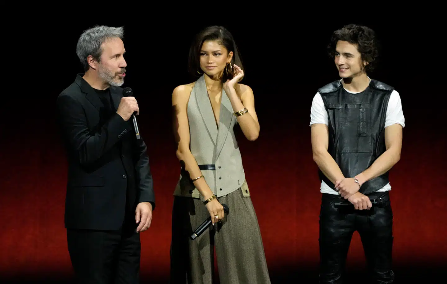 Fra venstre: instruktør Denis Villeneuve, Zendaya, og Timothée Chalamet, som nu kan promovere deres film, »Dune: Part Two«, hvis premiere blev udskudt på grund af strejken. Filmen får nu premiere 15. marts 2024.