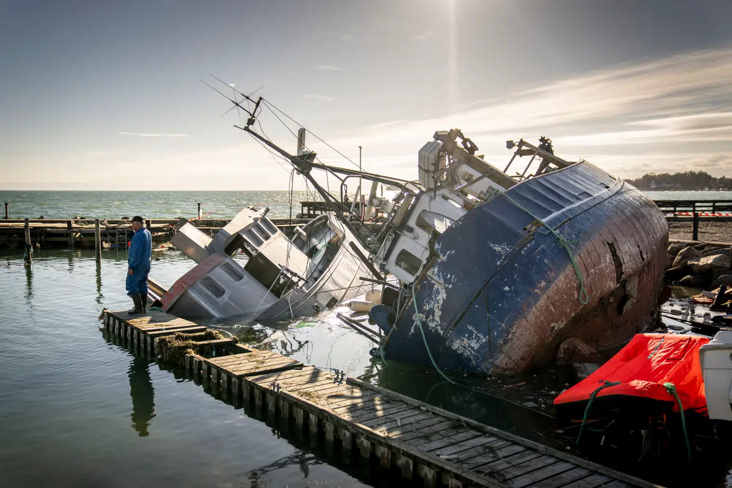 Oprydningen er i fuld gang efter den kraftige blæst og oversvømmelse 20.-21. oktober. Her i Rødvig, 22. oktober 2023.