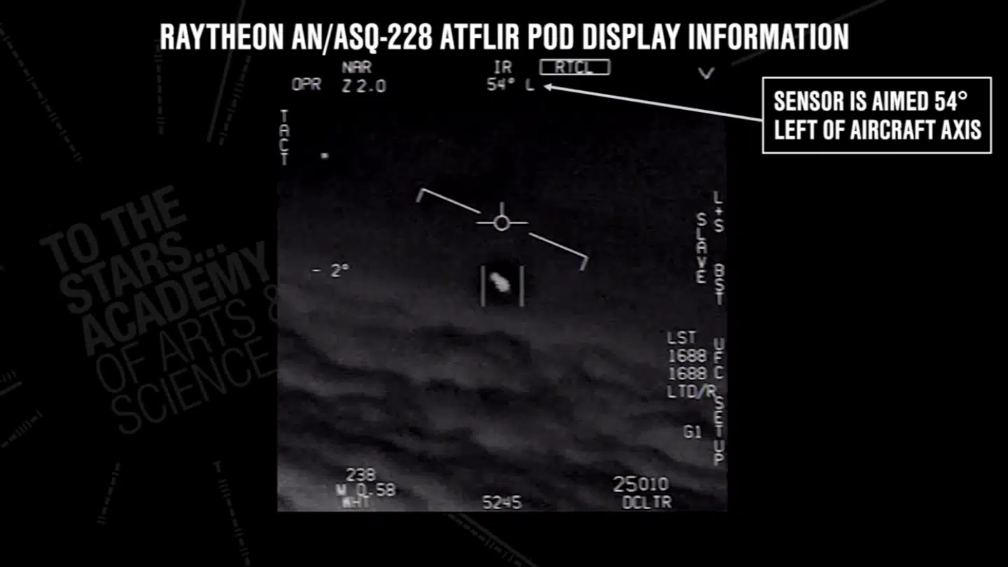 Screengrab fra den såkaldte »Gimbal-video«, der viser et uidentificeret flyvende objekt filmet fra et amerikansk jagerfly, mens man kan høre de forbløffede piloter tale sammen.