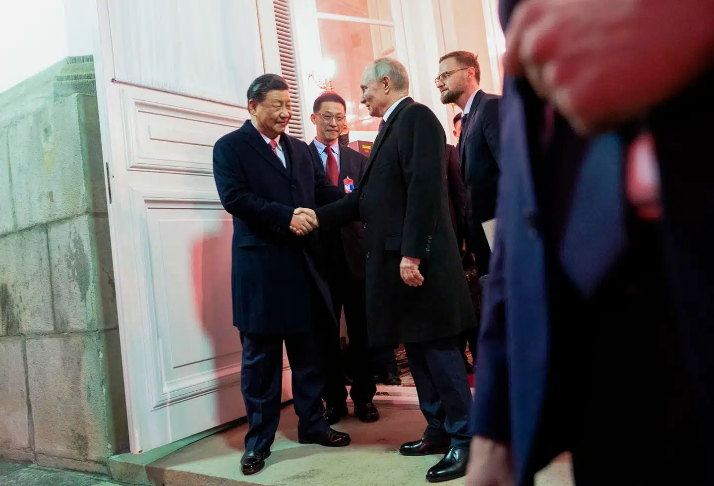 Et håndtryk, der siger det hele: Xi Jinping har gjort Kina til frontløber i opgøret med »den amerikansk ledede verdensorden,« men det er kommet med en pris. For Xi bliver landets økonomi det helt store emne, når han besøger USA onsdag.