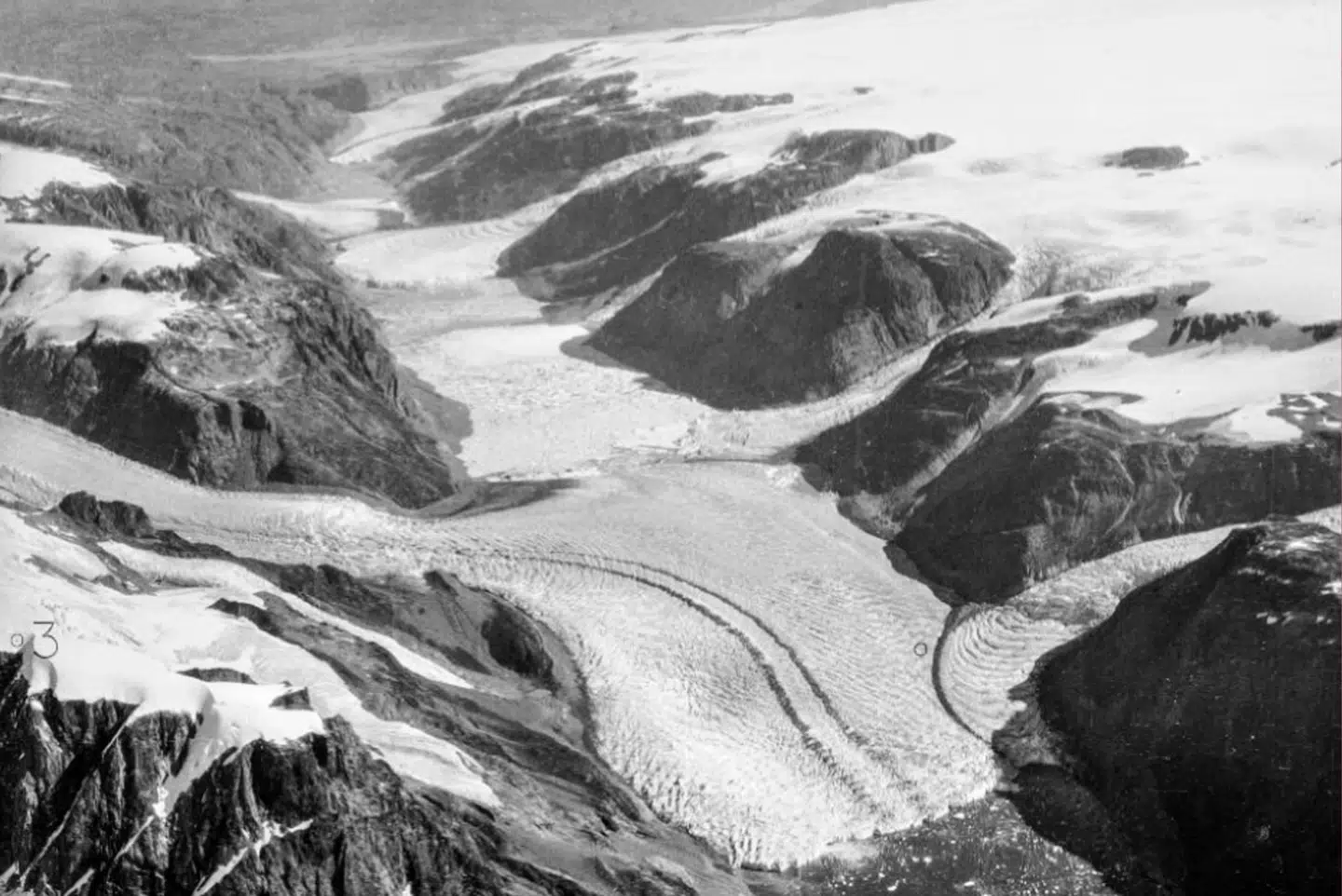 Sådan så Ujaraanaq-dalen ud i 1936. Længere nede i artiklen kan du se billeder af dalen før og efter den voldsomme afsmeltning.