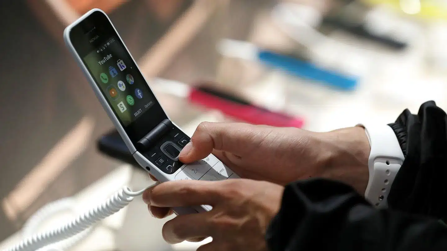 Øjnene bedrager ikke: Det er en ægte klaptelefon, en klassiker fra Nokias arkiv, som nu har fået en overhaling og er klar igen i let nydesignet form. Nokia 2720 Flip er seneste ikoniske fund, som nu får nyt liv hos finske HMD Global, der for et par år siden overtog produktionen af Nokia-telefoner. Nu kan den sågar bruge Google Assistent. 2720 Flip kan fra oktober købes i Danmark for 799 kroner. Foto: Felipe Trueba, EPA/Ritzau Scanpix