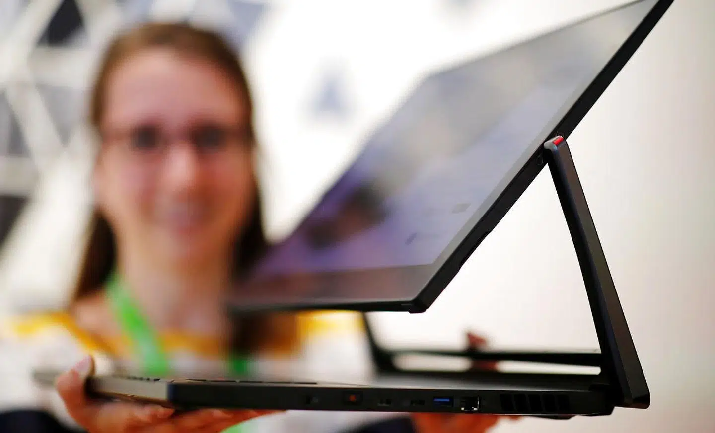 En bærbar PC til de kreative med store kræfter indeni, så der kan redigeres fotos, film og grafik. Det er PC-producenten Acers nye ConceptD 9 Pro, hvor skærmen hænger på to arme og dermed kan drejes helt efter behov. Der er digital pen med foruden tastaturet. Den er klar til salg op mod jul til 44.000 kroner. Foto: Hannibal Hanschke, Reuters/Ritzau Scanpix