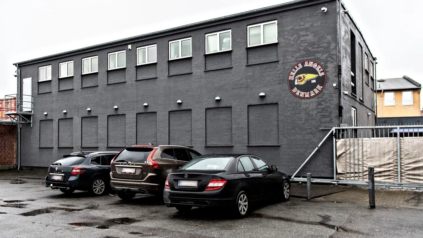 Hells Angels' topsikrede rockerborg på Siljangade på Amager. Vinduer er muret til, og der er opført jernport og pullerter.