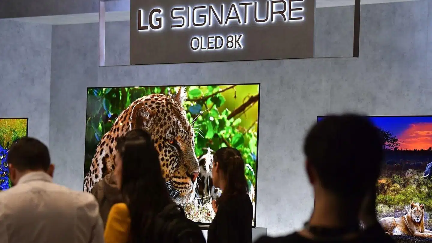De nye 8K-TV tiltrækker interesse på den store IFA-elektronikmesse i Berlin, her hos LG, som er klar med verdens første 8K-TV i OLED-skærmkvalitet. Foto: Tobias Schwarz, AFP/Ritzau Scanpix