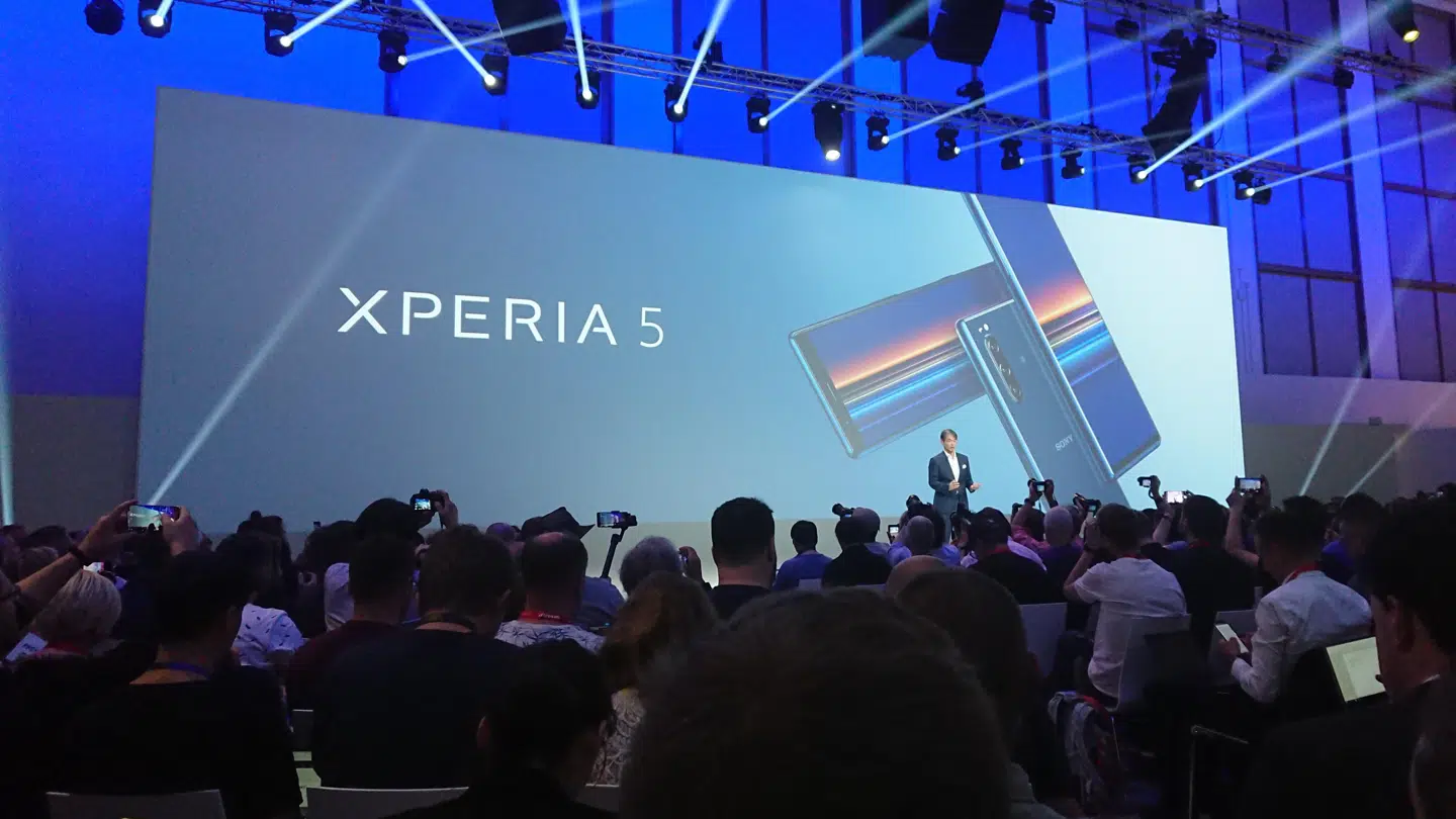 Xperia 5 er lillebror til Xperia 1-filmtelefonen, der kom i februar. Den bevarer det aflange format i 21:9-størrelse. Sonys ansvarlige for elektronikprodukter, Shigeki Ishizuka, præsenterer her den nye smartphone i Berlin. Foto: Thomas Breinstrup