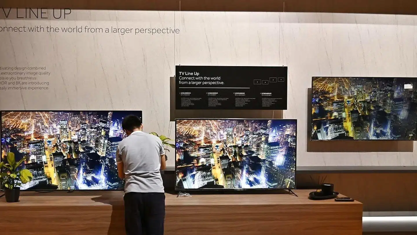 Elektronik har en næsten magisk tiltrækningskraft på pengepungen. Danskerne køber igen i år for milliarder af kroner. I disse dage vises alt det kommende nye på Europas største forbrugerelektronikmesse i Berlin. Foto: Tobias Schwarz, AFP/Ritzau Scanpix