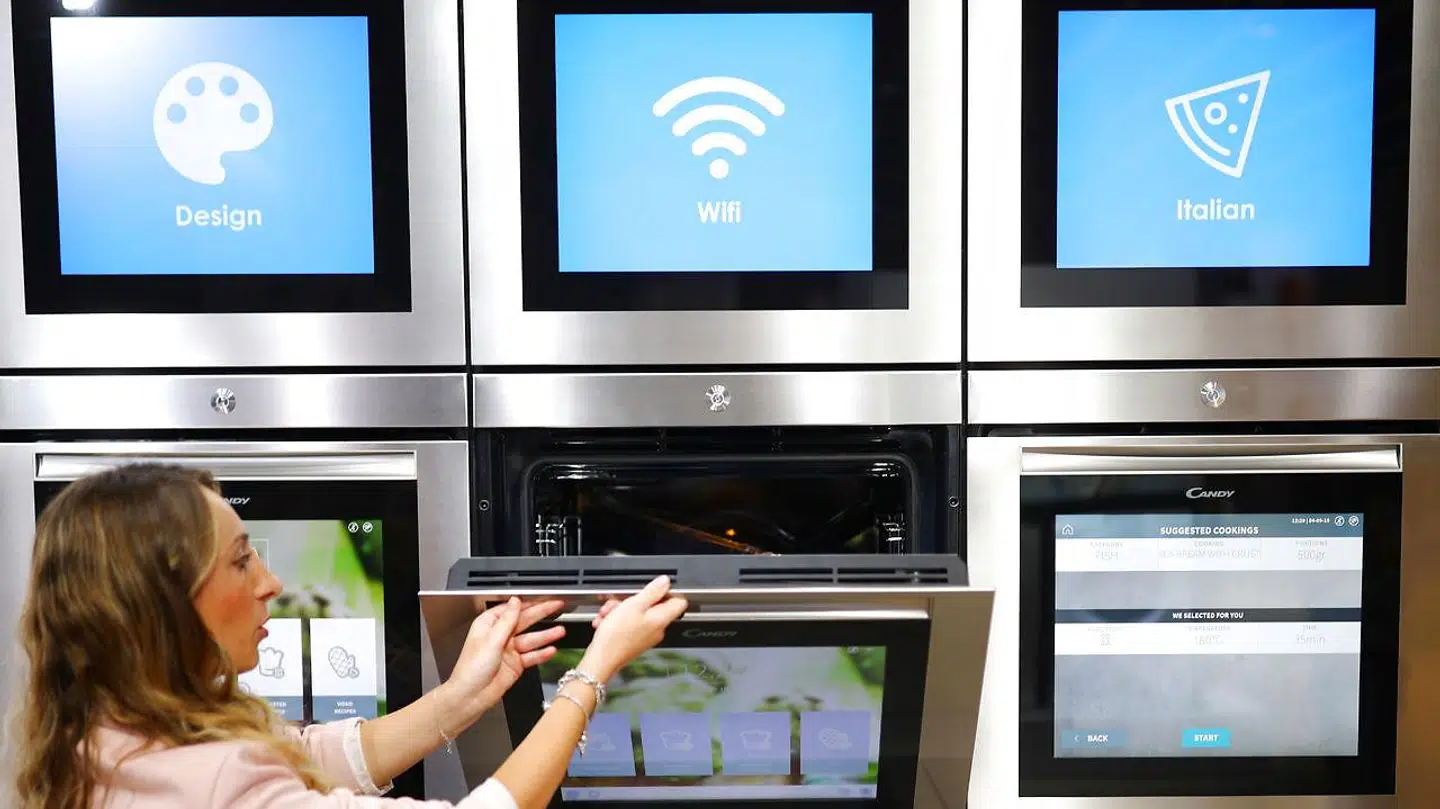 Nytænkning er vejen frem i elektronikbranchen, som også omfatter husholdningsartikler som ovne. Hvorfor skal hele forsiden bare være en stor, gennemsigtig glasplade, når den kan bruges som trykfølsom skærm? Ovnen her er blandt meget nyt på Europas største forbrugerelektronikmesse, IFA, i Berlin i disse dage. Foto: Hannibal Hanschke, Reuters/Ritzau Scanpix