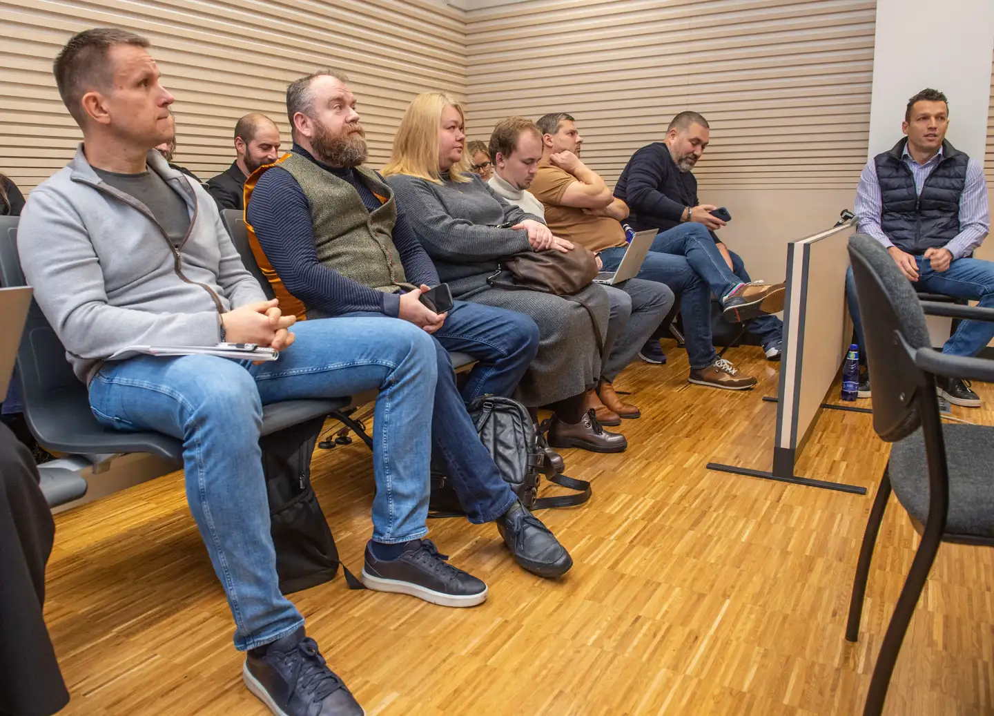 En række tidligere ansatte i Danske Banks estiske filial på anklagebænken i retten i Tallinn mandag den 13. november 2023. Rækkefølgen fra venstre: Juri Kidjajev, Erik Lidmets, Natalja Komarov, i midten en ikketiltalt, Derefter Marko Teder, Mihhail Murnikov og til sidst Jevgeni Agnevstsikov.