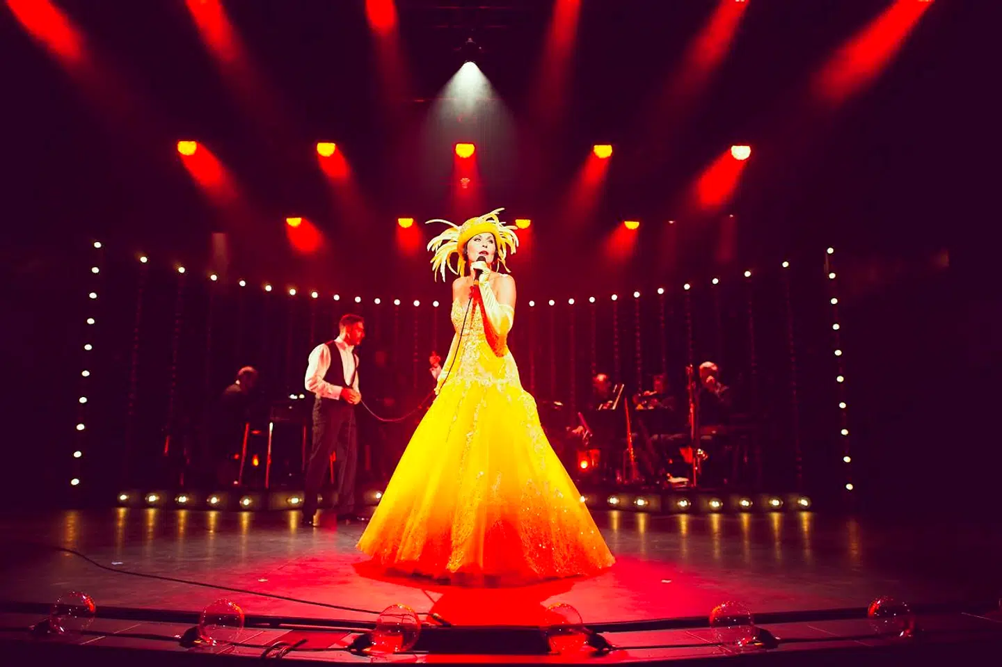 Kaya Brüel som Josephine Baker i drilsk tagfatleg med mikrofonledningen. Lasse Spangenberg har designet kostumerne.