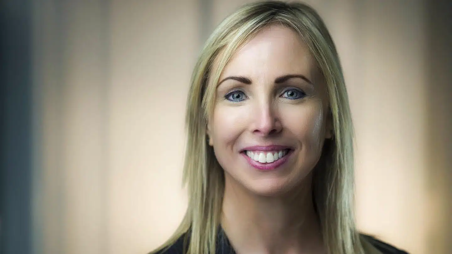 Tag ikke fejl af smilet. Helen Dixon er som direktør for det irske datatilsyn den første anstødssten, som teknologigiganterne møder, når de lander i Irland.