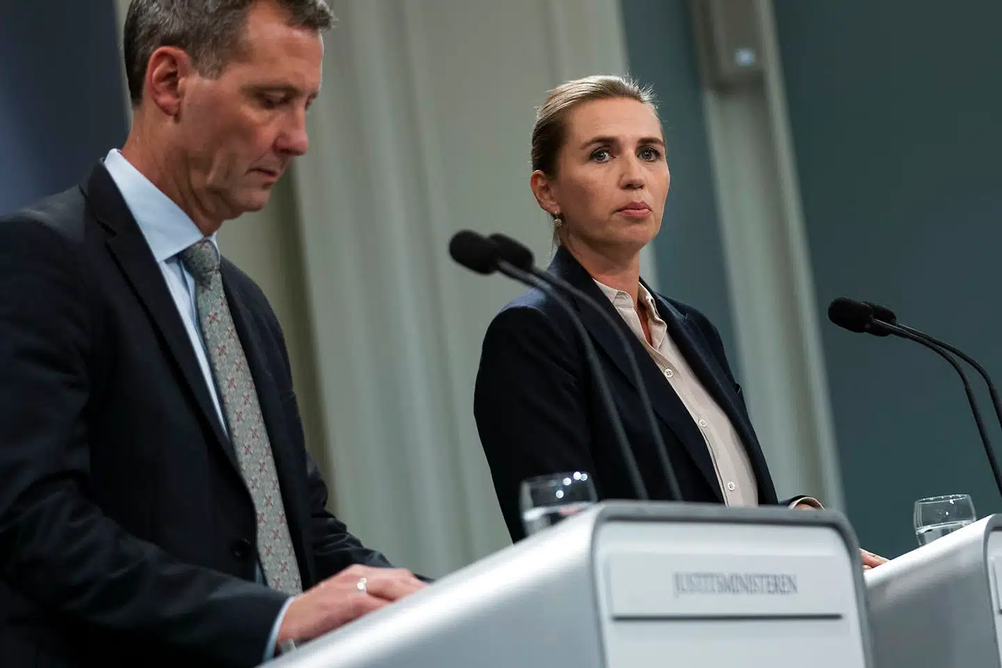 Statsminister Mette Frederiksen møder ikke opbakning fra to af sine støttepartier, efter at hun på et pressemøde udtaler, at Danmark skal have styrket grænsen mod Sverige.
