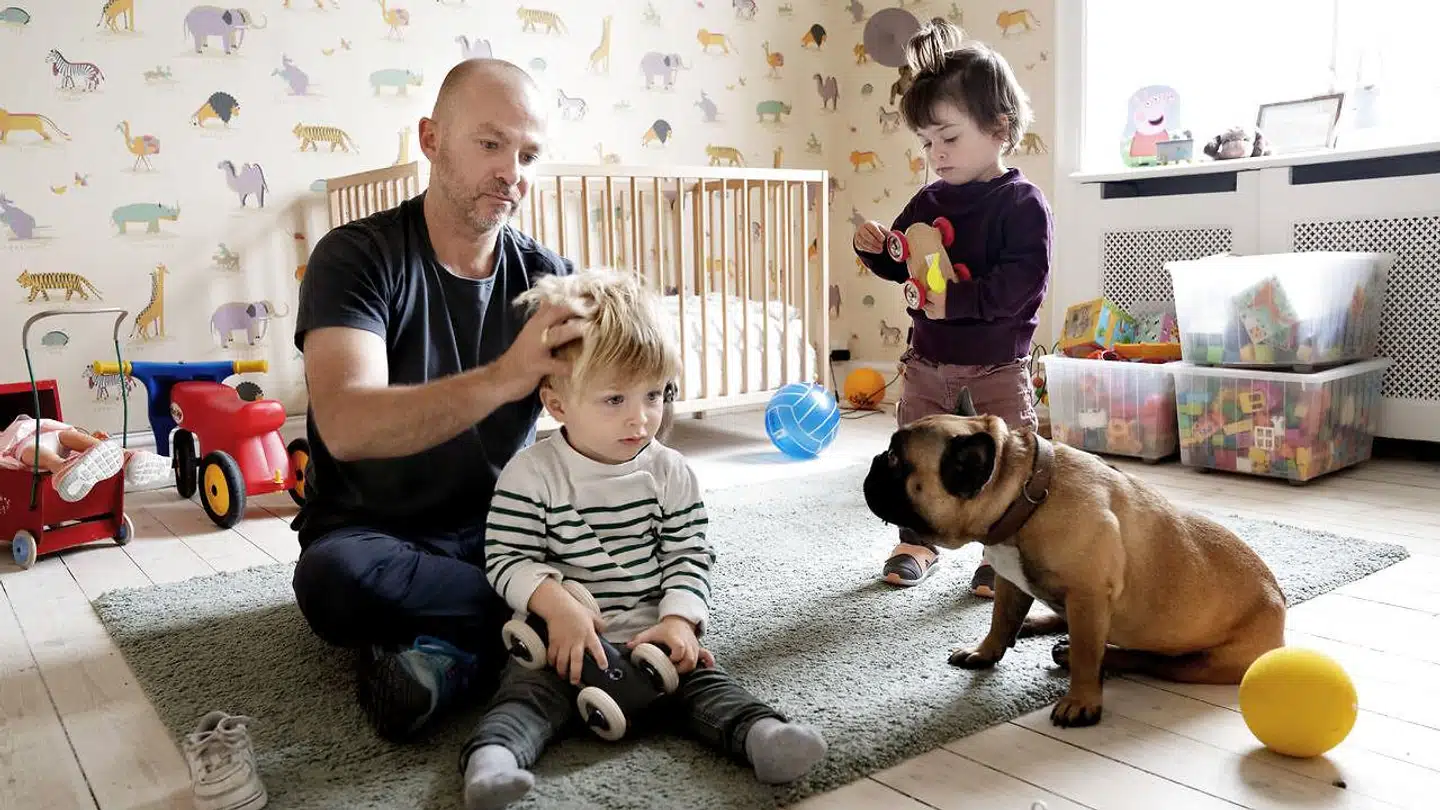 Ifølge tal fra Danmarks Statistik bor 1.262 børn dog med en enlig far, hvor moren ikke er registreret, men det er uvist, om det er homoseksuelle singlefædre. Tallet for kvinder er 12 gange højere.