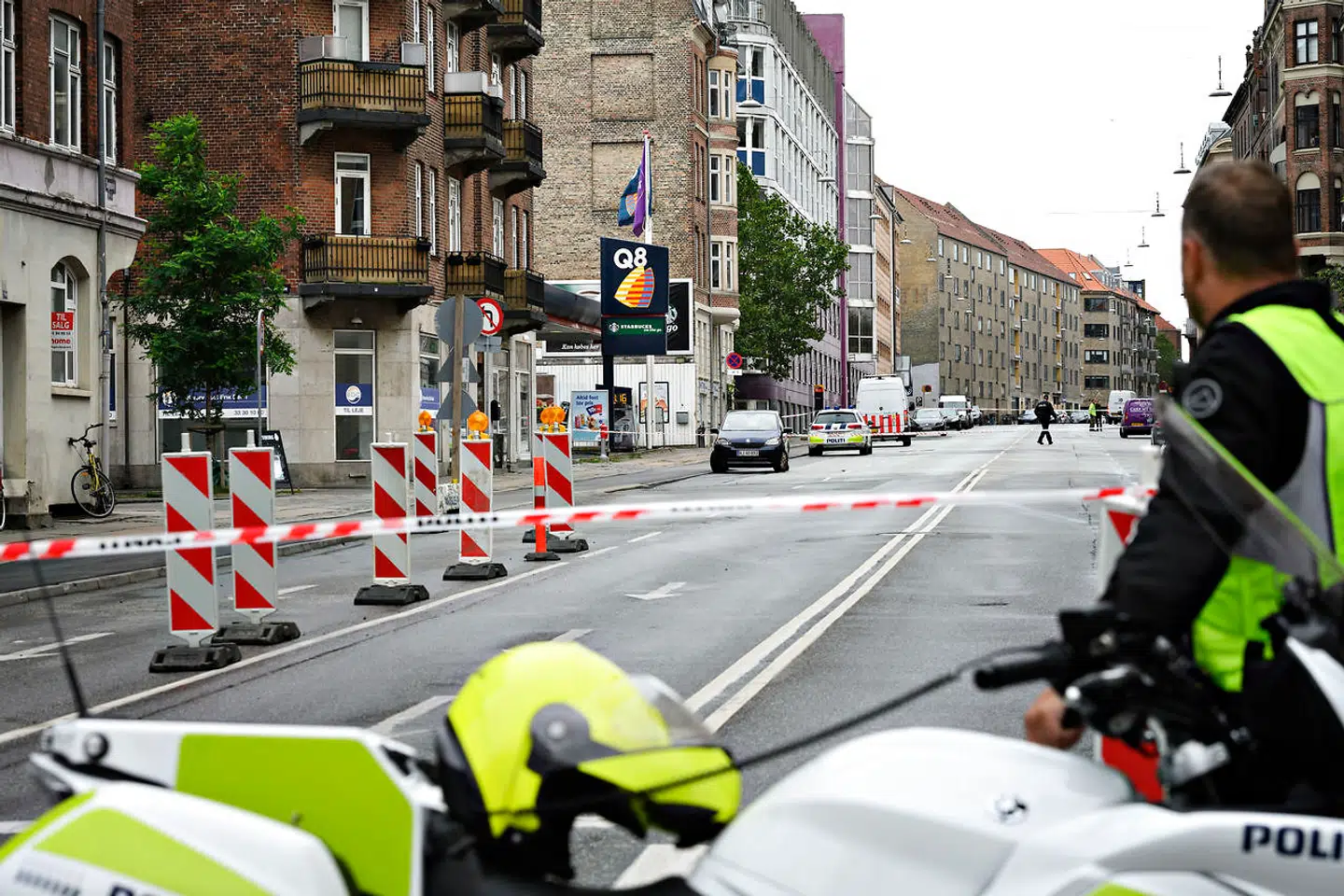 Det har vist sig, at der er blevet brisant sprængstof ved de to seneste eksplosioner i København. På billedet har politiet afspærret efter eksplosion ved nærpolitistationen på Hermodsgade på Nørrebro i København. Foto: Philip Davali