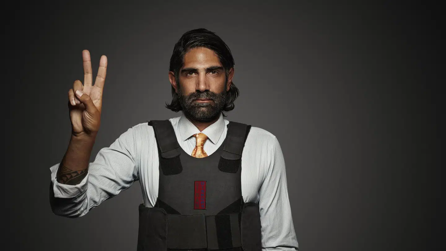 »Stram Kurs bliver ved med at kalde mig muslim, selvom jeg ikke er muslim. Så skriver de i stedet, at jeg er en dårlig muslim, fordi jeg drikker alkohol, men altså: jeg er overhovedet ikke muslim. De kalder mig bare muslim på grund af min etnicitet,« siger studievært Nima Zamani, der indleder en interviewrække med personer på den yderste højrefløj. Foto: Radio24syv