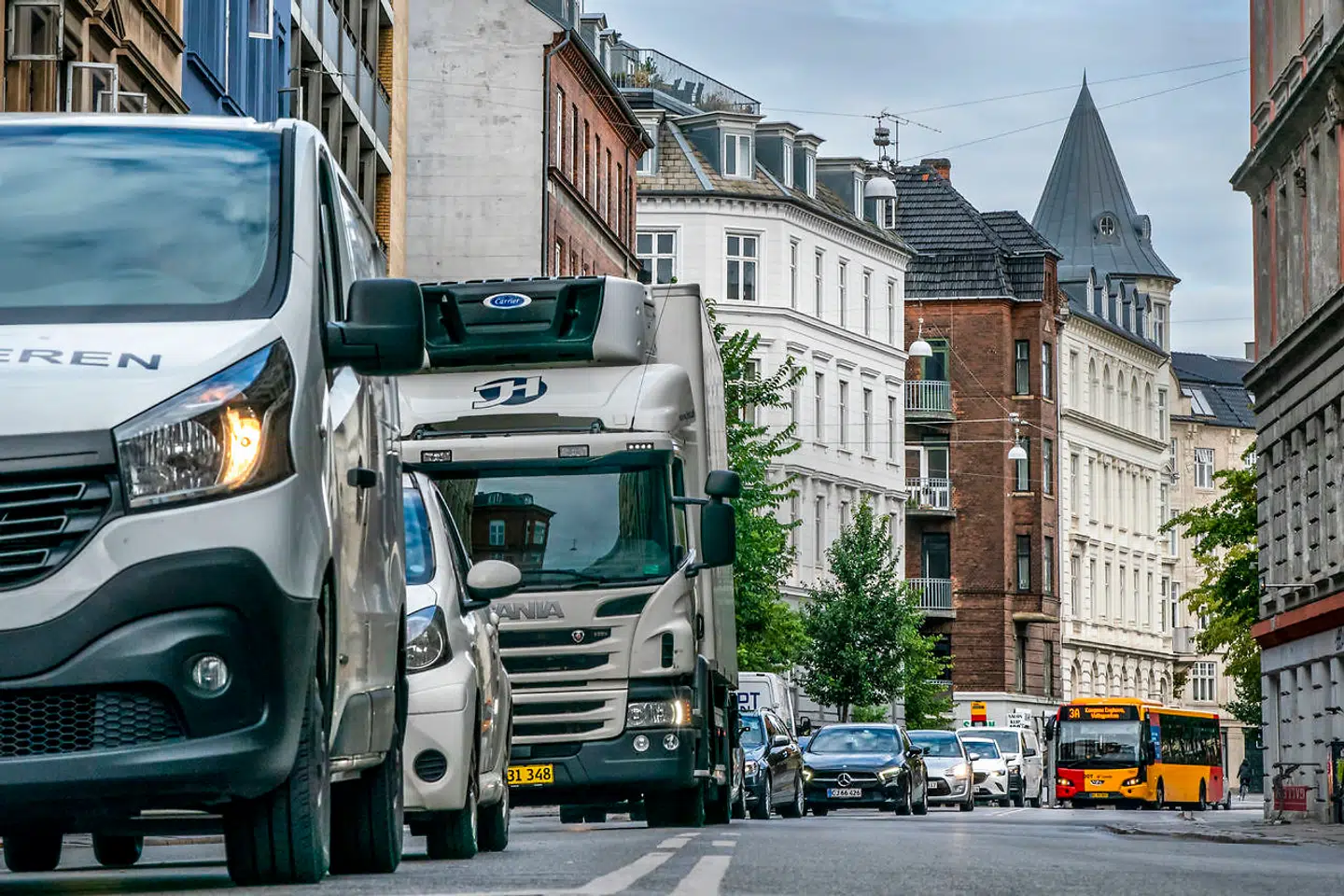 Kingosgade på en hverdagsmorgen. Platanvejs lukning har betydet ekstra megen tung trafik på den smalle gade, og det har fået beboerne til at protestere.