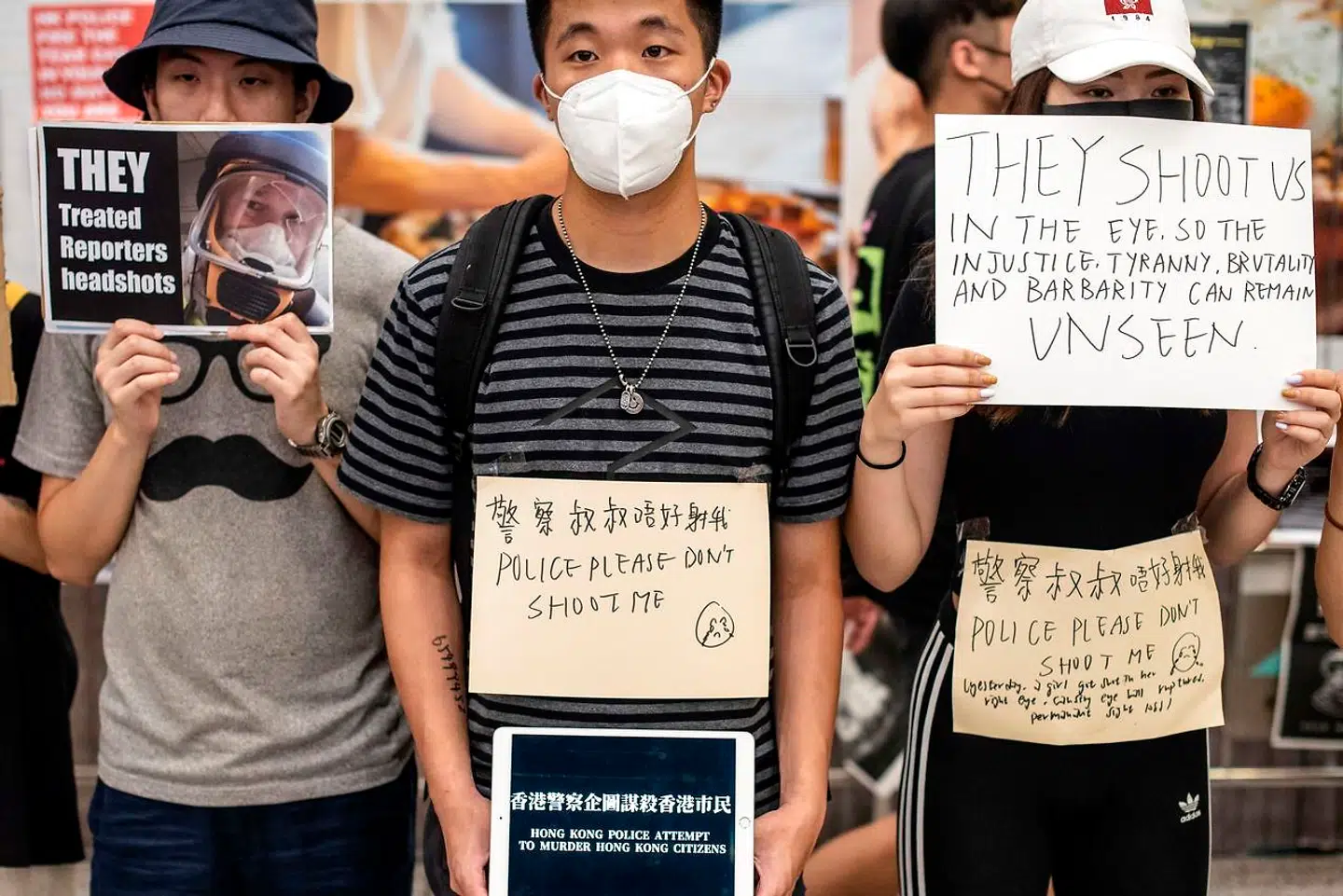 Demonstranter i Hongkongs internationale lufthavn protesterer mod politivold i weekenden.