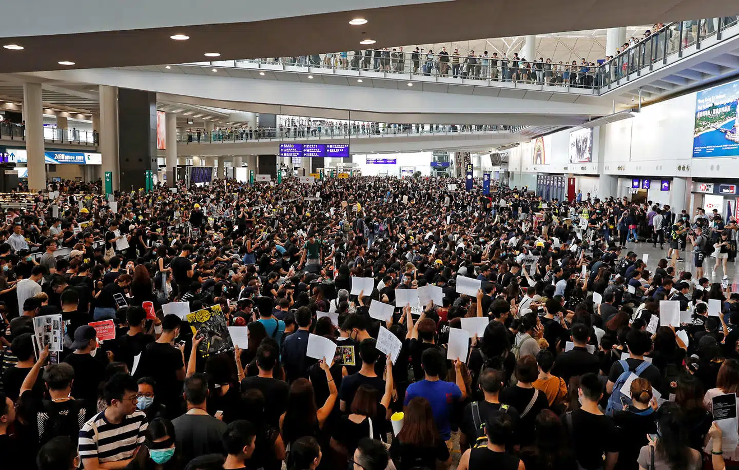 Massedemonstration i Hong Kong International Airport i dag d. 12. august 2019. Dagens flyafgange er blevet aflyst.