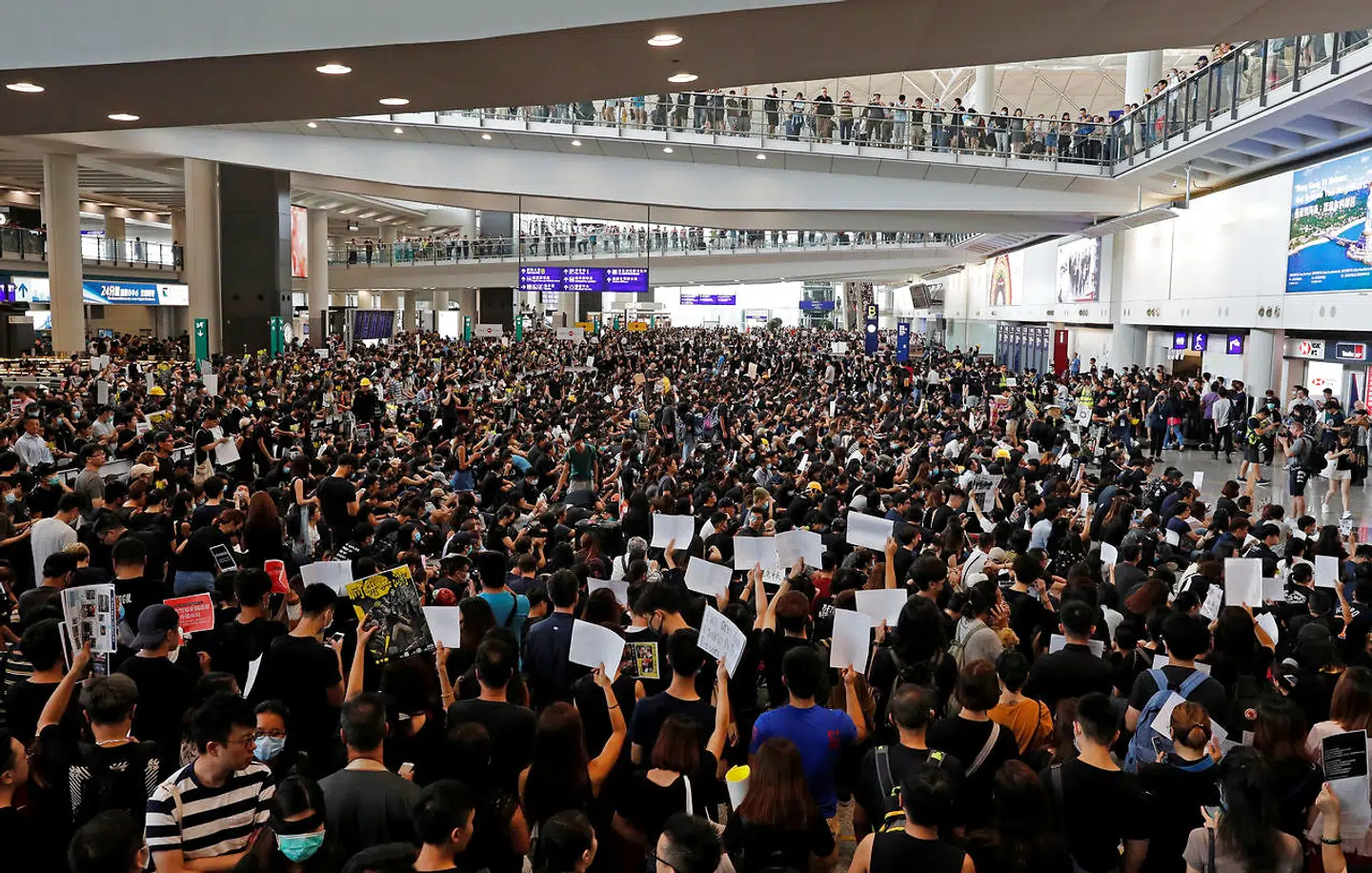 Massedemonstration i Hong Kong International Airport i dag d. 12. august 2019. Dagens flyafgange er blevet aflyst.