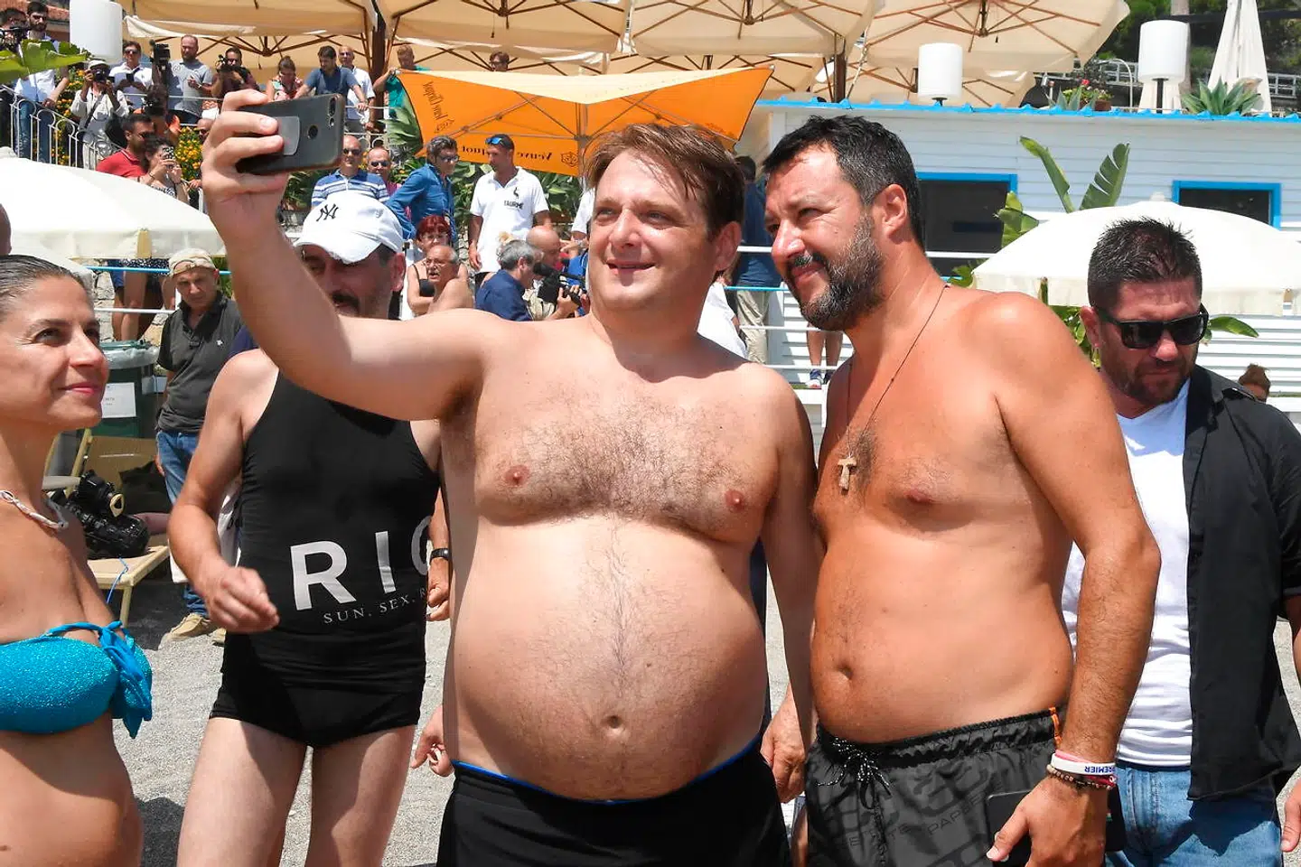 Der er rig lejlighed til selfier i selskab med den letpåklædte højrenationale leder under hans »Beach Tour«. Her i den sicialianske turistby Taormina.