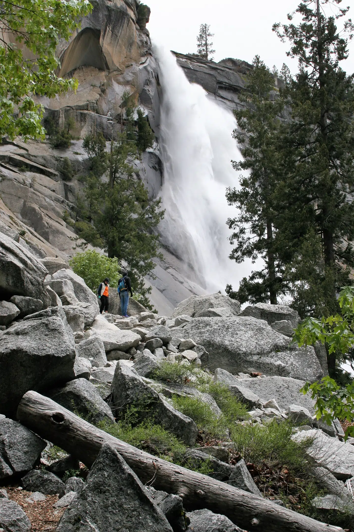 Lyden af Nevada Fall er kraftig og vedvarende.