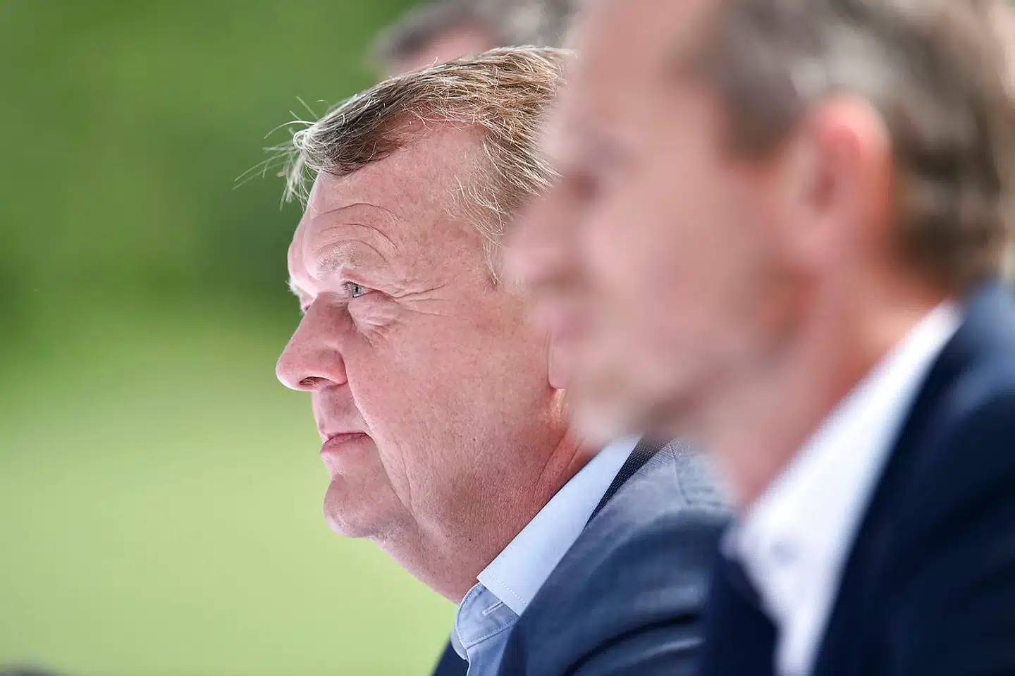 »Det er indlysende, at de to er uenige. Alligevel lader de nu – efter et dramatisk gruppemøde – som om det ikke længere er tilfældet.«