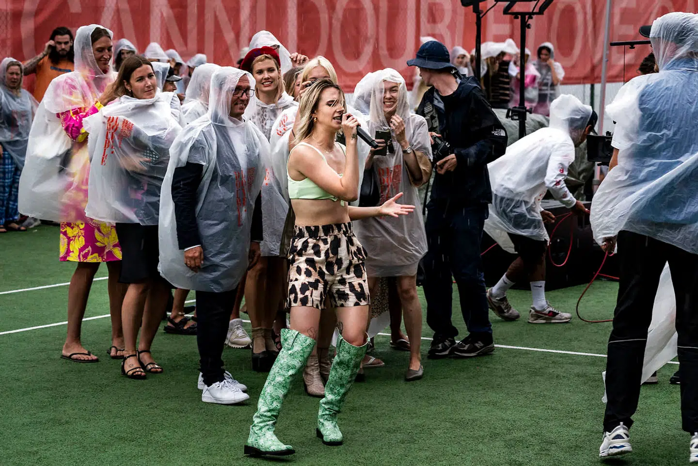 Mø optrådte til Gannis show under Copenhagen Fashion Week.