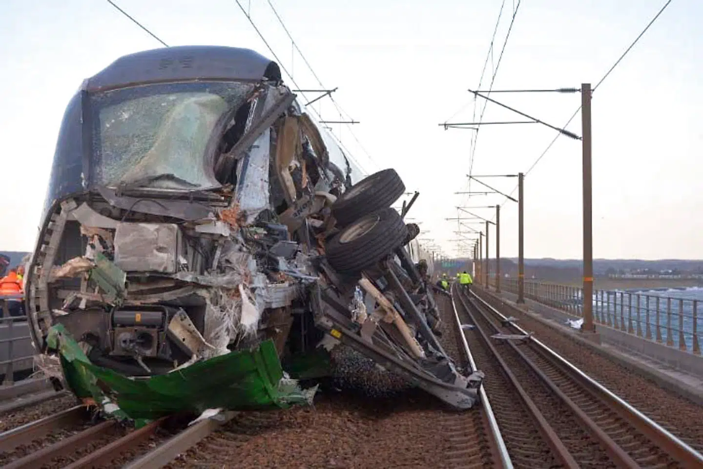 Et IC4-tog fra Aarhus kolliderede tidligt om morgenen den 2. januar 2019 med en sættevogn – en lastvognstrailer på hjul, der her ses tydeligt på billedet – der delvist havde revet sig løs fra en godsvogn.
