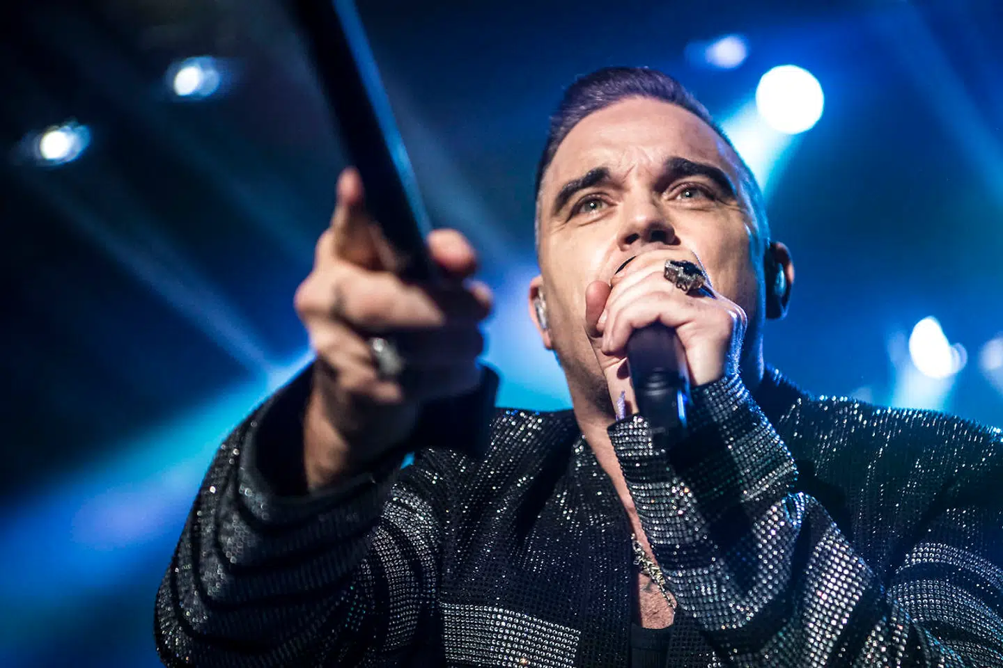 Robbie Williams optrådte med fuldt band, blæsersektion og glimmerklædte gogodansere. Selv skiftede han tøj flere gange.