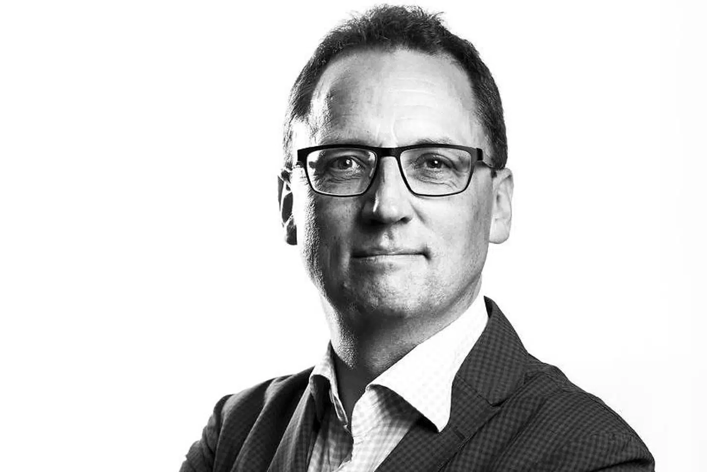 Tidens arkitektur står, skriver Morten Hesseldahl, i grel modsætning til førmodernismens bygninger, der gennemgående står med værdighed uanset, om vi taler om jernbanestationer, rigmandspalæer eller administrationsbygninger. Og desuden karakteriseret af noget helt afgørende – de er stedsspecifikke!