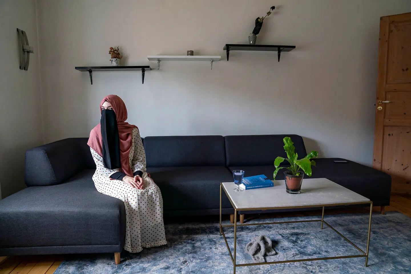 26-årige Fatima i sit hjem i Sydhavn i København. Hun bærer niqab trods tildækningsforbuddet, der trådte i kraft sidste år. Hun holder sig dog helst hjemme, da hun risikerer en bøde, hvis hun ses med niqab i offentligheden.
