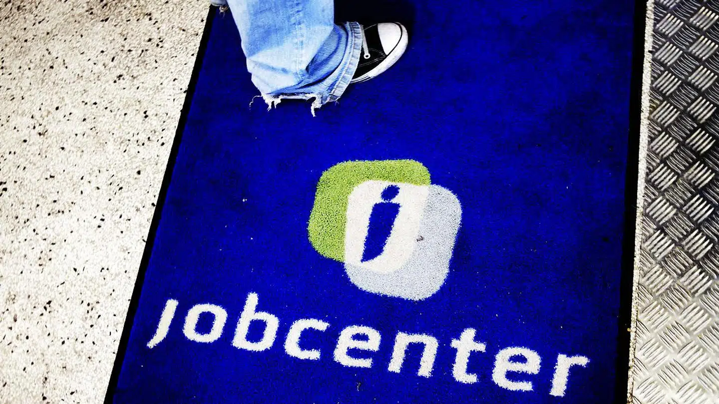 »Rigsrevisionen mener, der kunne spares 1,4-2,6 mia. kr. blot ved at kommunerne så hinanden mere over skuldrene,« skriver Esther Dora Rado om jobcentrene.