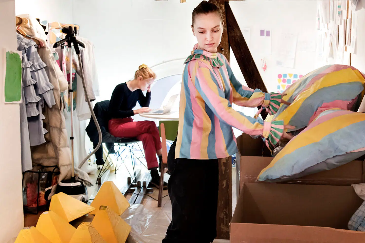 Emilie Helmstedt gør klar til sit show ved Copenhagen Fashion Week.