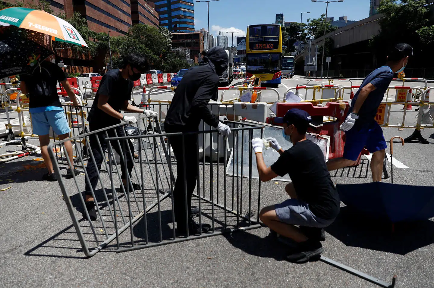 Demonstranter blokerer vejen ved Cross-Harbour Tunnel i Hongkong.