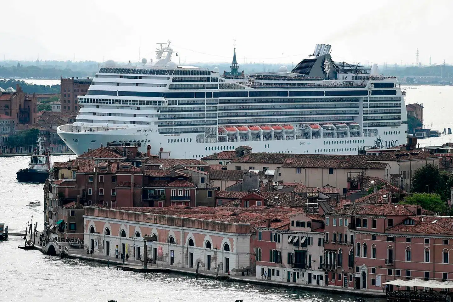 Skibene er ofte mange mange etager højere end selve bygningerne i Venedig. Her er det MSC Magnifica, der er fotograferet i lagunen.