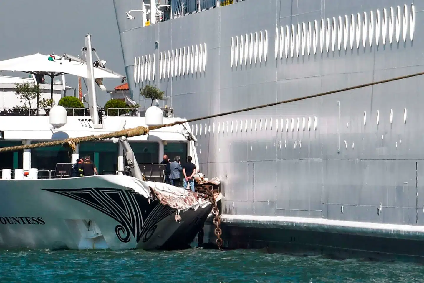 Her kan man se skaderne på turistbåden River Countess efter sammenstødet med krydstogtskibet MSC Opera.