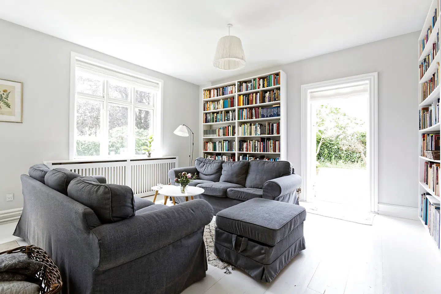 I den lysegrå stue med Ektorp-sofaer fra Ikea er snedkerreoler fra parrets tidligere hjem. Her er plads til den store bogsamling, som dog i dag er kraftigt reduceret.