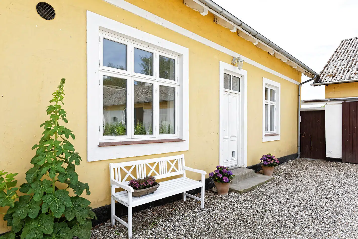 Det ydre på det Skagensgule stuehus med flere udlænger er ikke ændret siden indflytningen.