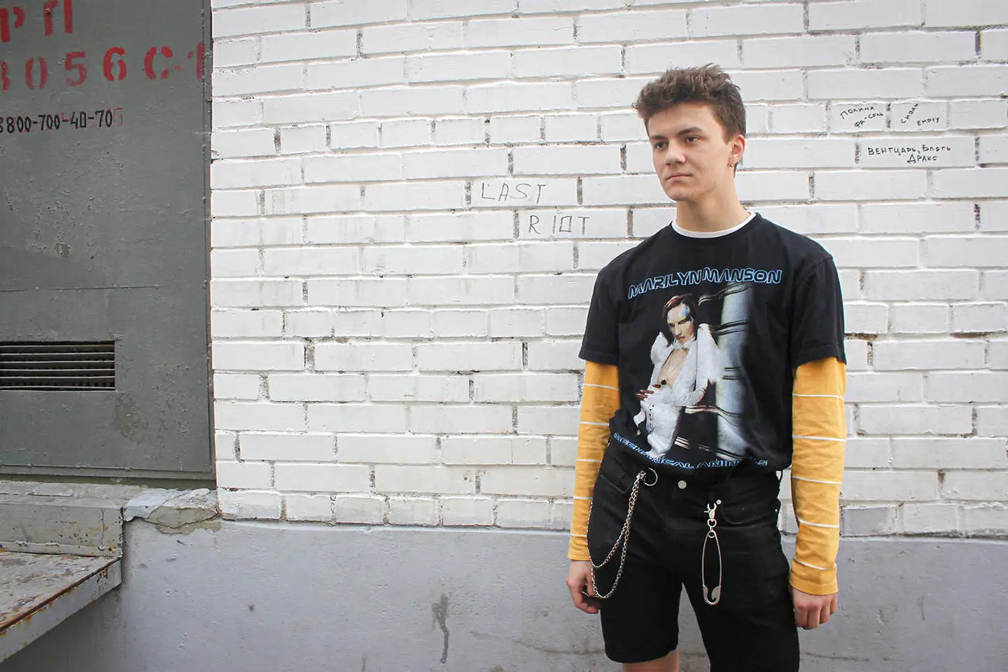 18-årige Daniil Tokarev elsker sit hjemland. Og så alligevel ikke. For i Rusland kan han ikke være sig selv - han kan ikke gå i det tøj, han vil, uden at folk kigger mærkeligt på ham. Derfor er hans højeste ønske at flytte til udlandet.