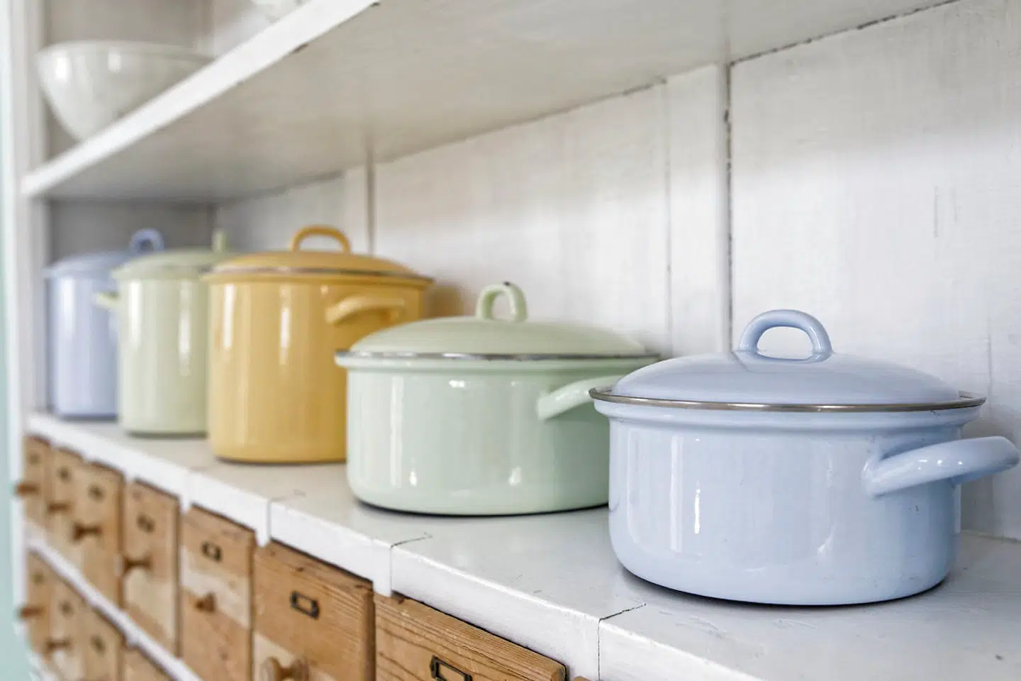 Nana Hecquet er fan af pastelfarver og har skaffet emaljegryderne hjem fra Østrig. Købmandsreolen har Søren Eriksen købt af en ven engang.