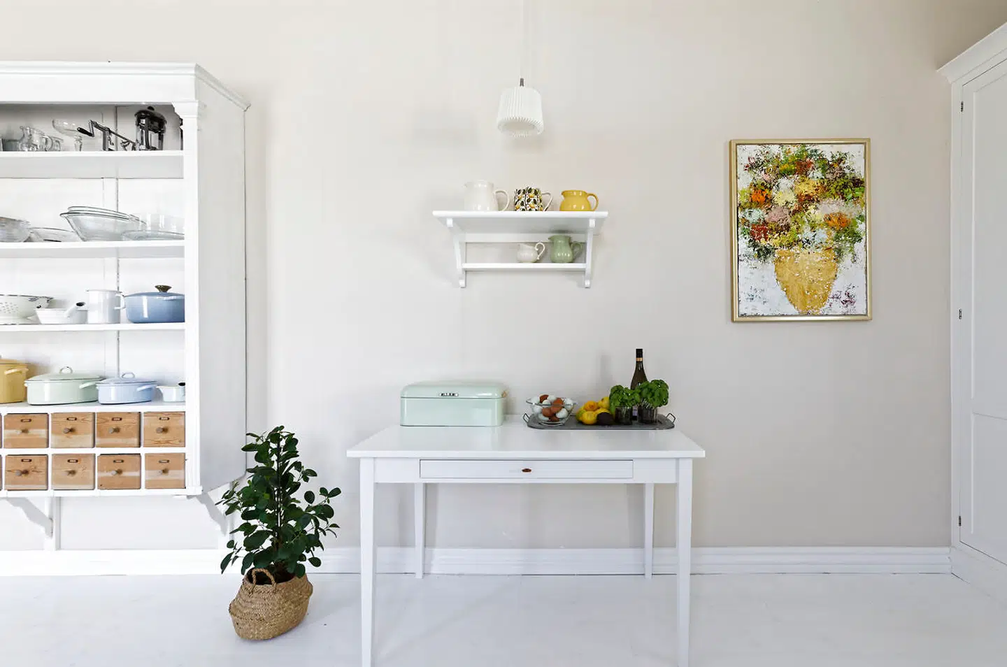 På hylden i køkkenet står nogle kulørte kander, Nana Hecquet har samlet.