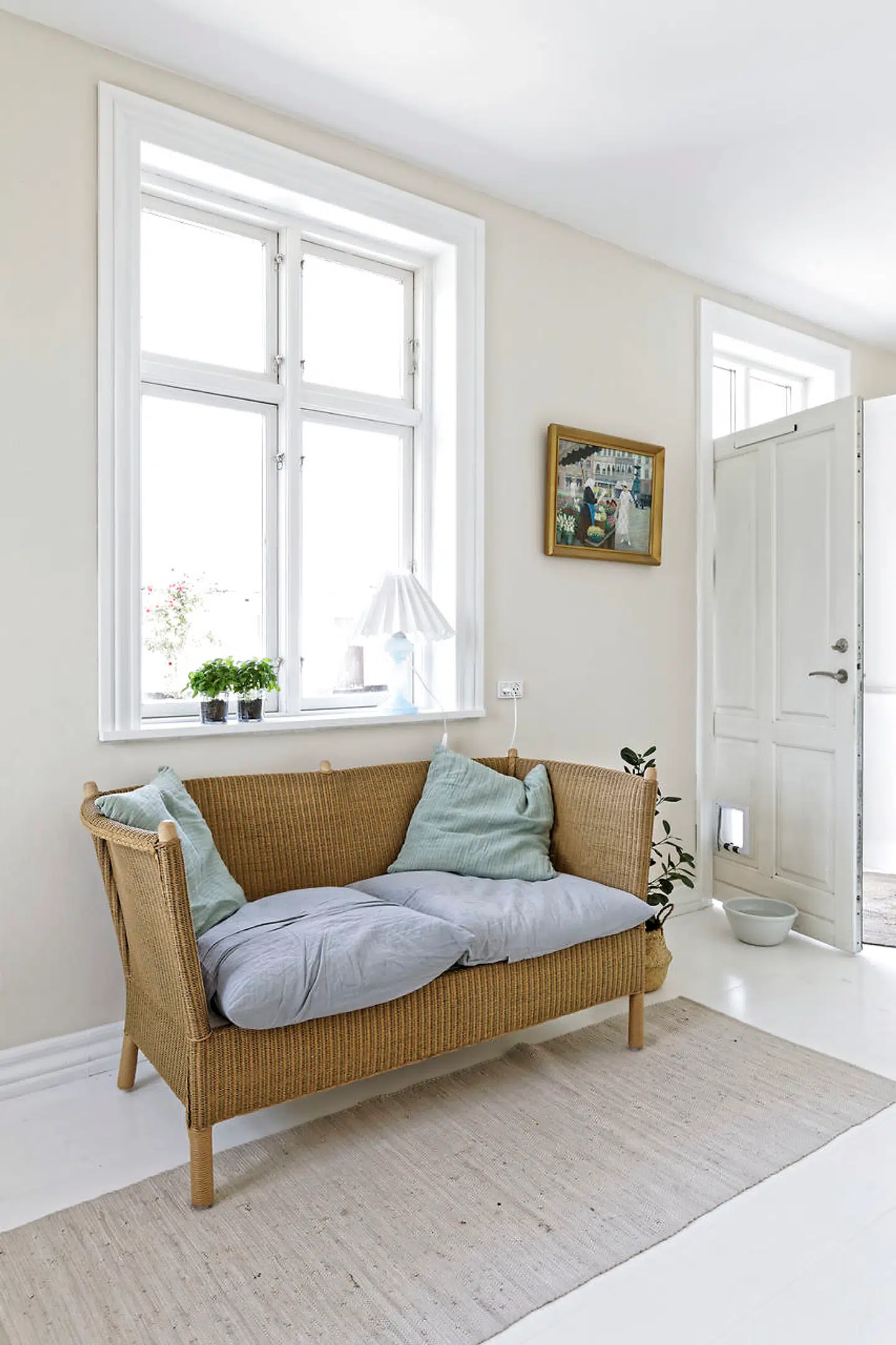 Parret vil hellere spise i spisestuen og har derfor fravalgt et bord i køkkenet til fordel for en lille sofa.