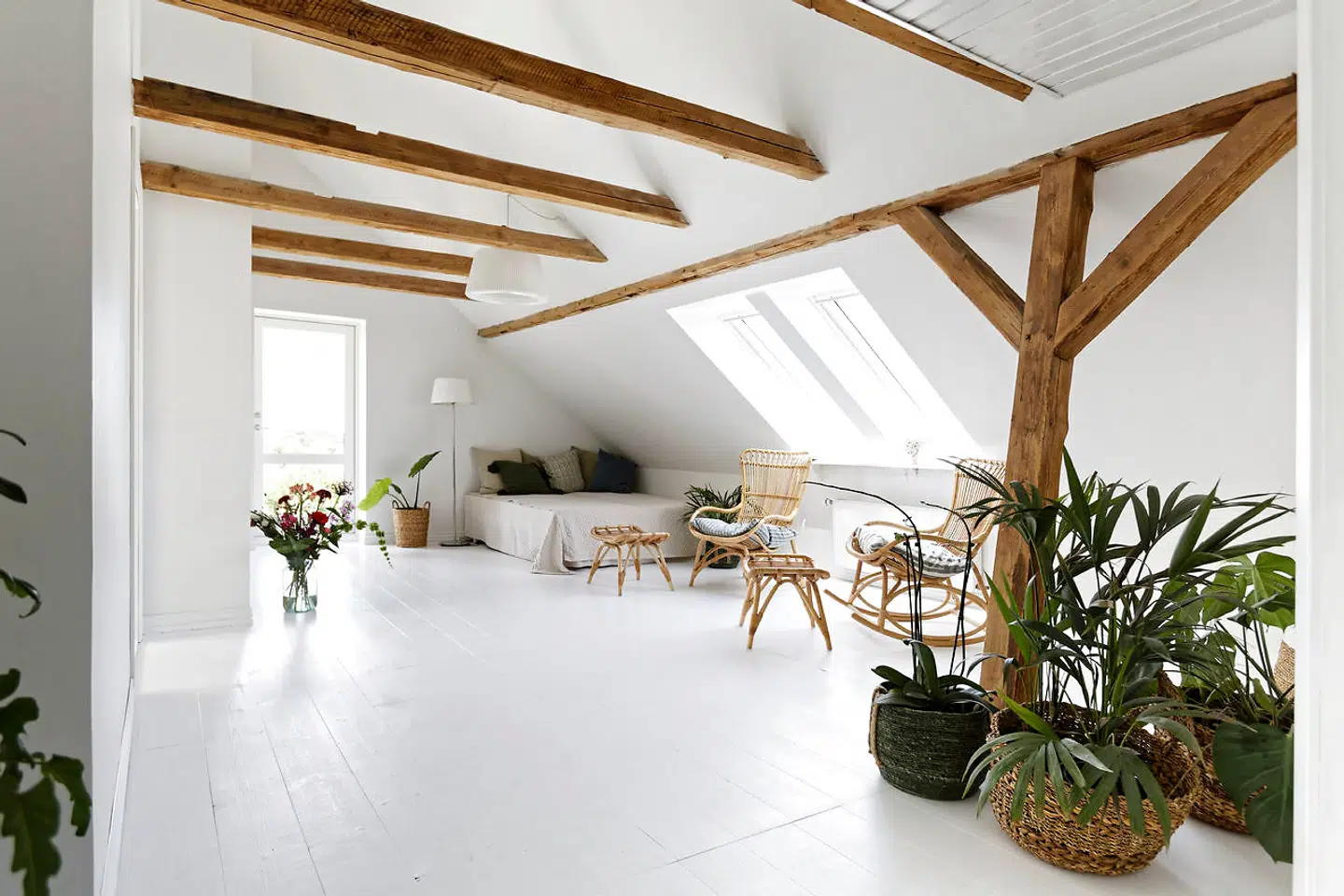 Førstesalens største rum er åbnet til kip og har ekstra gæstesoveplads.