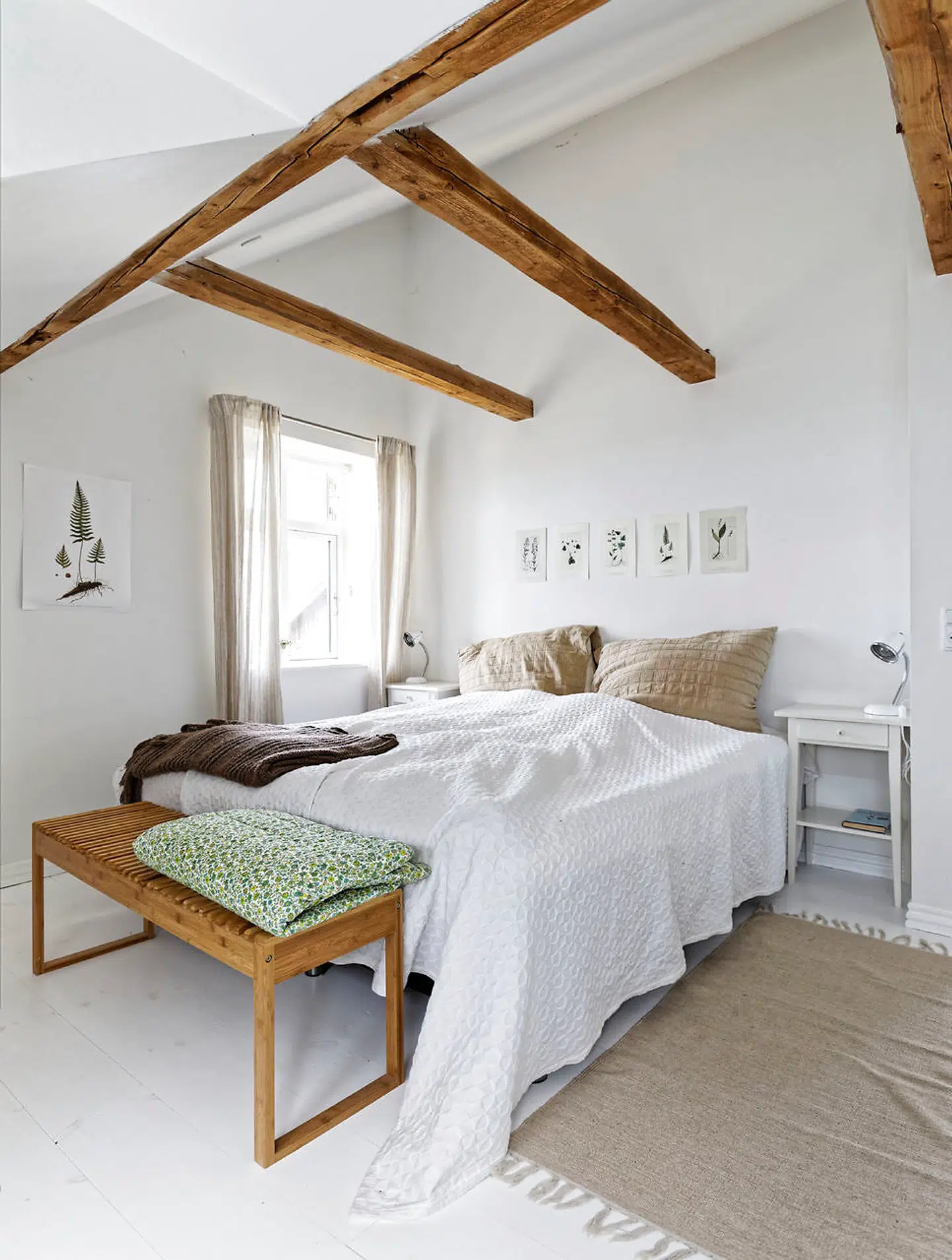 Soveværelset er i lyse farver og åbent til kip. De botaniske motiver er fra Koustrup & Co.