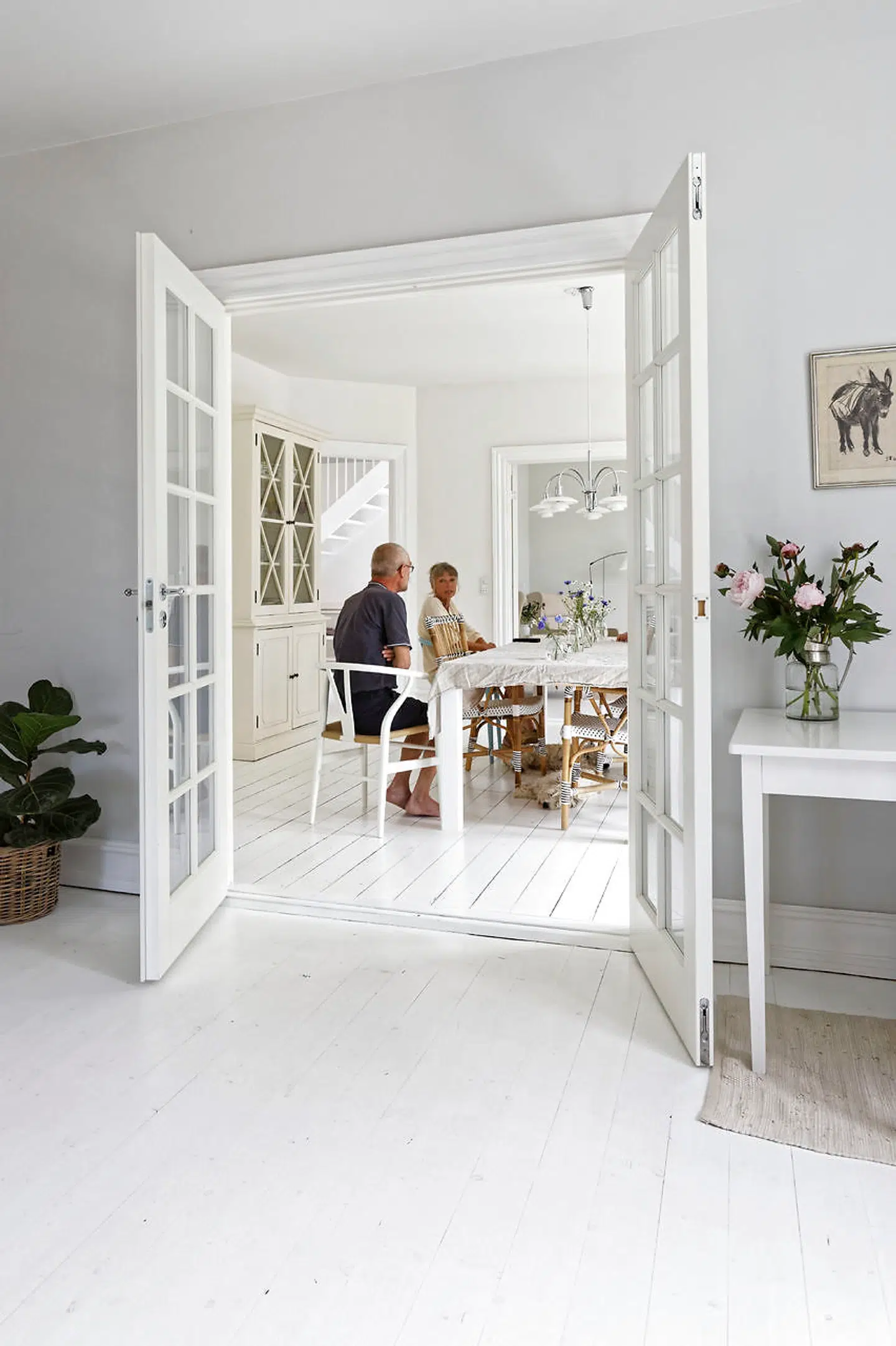 Spisestuen blev delt i to med plads til lænestole, skrivebord og et hjørnebord.