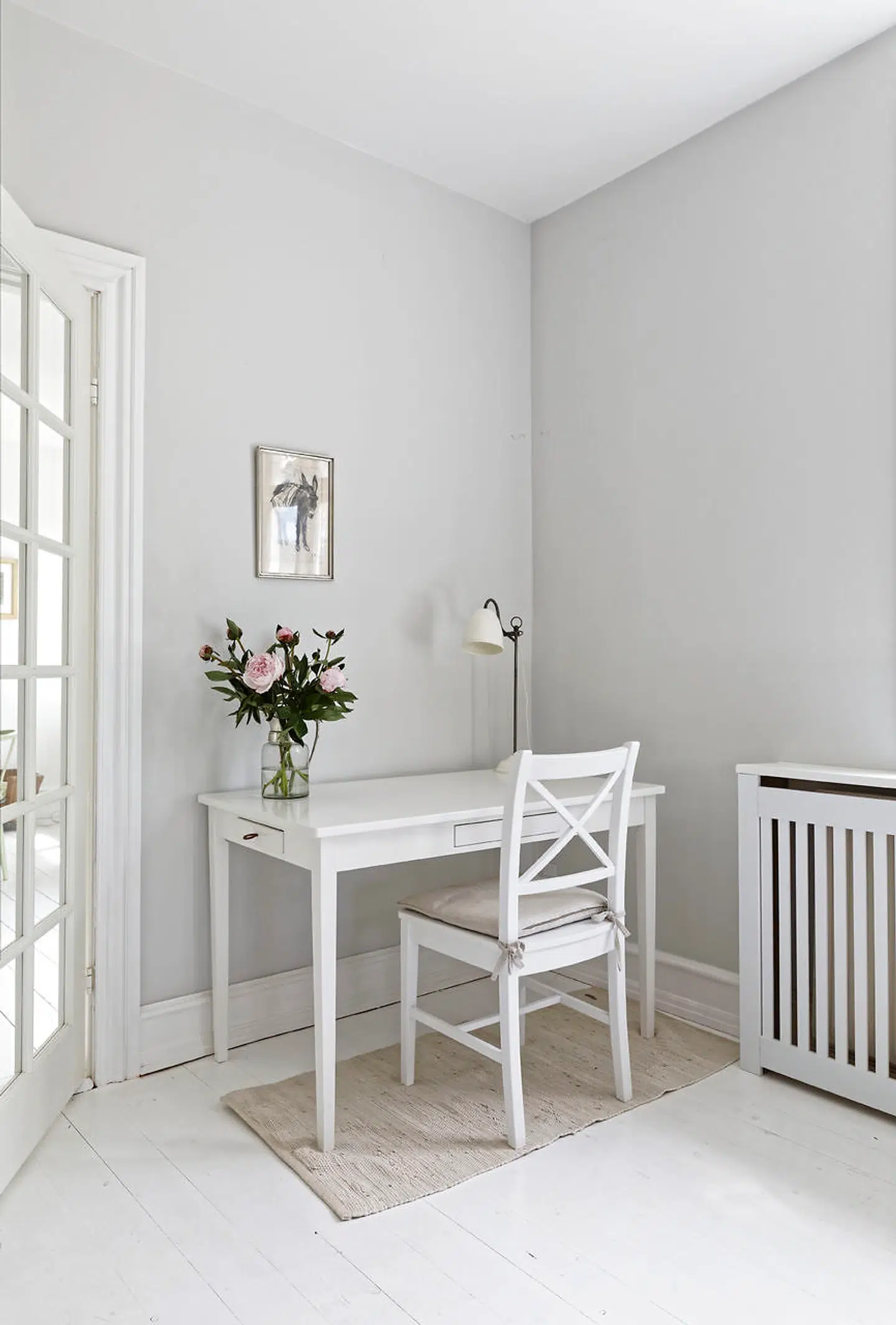 Spisestuen blev delt i to med plads til lænestole, skrivebord og et hjørnebord.